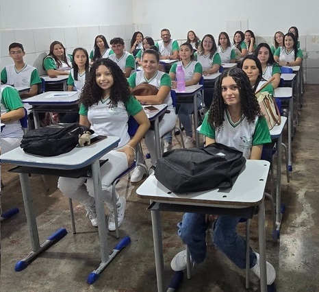 Aula prática de enfermagem em sala equipada